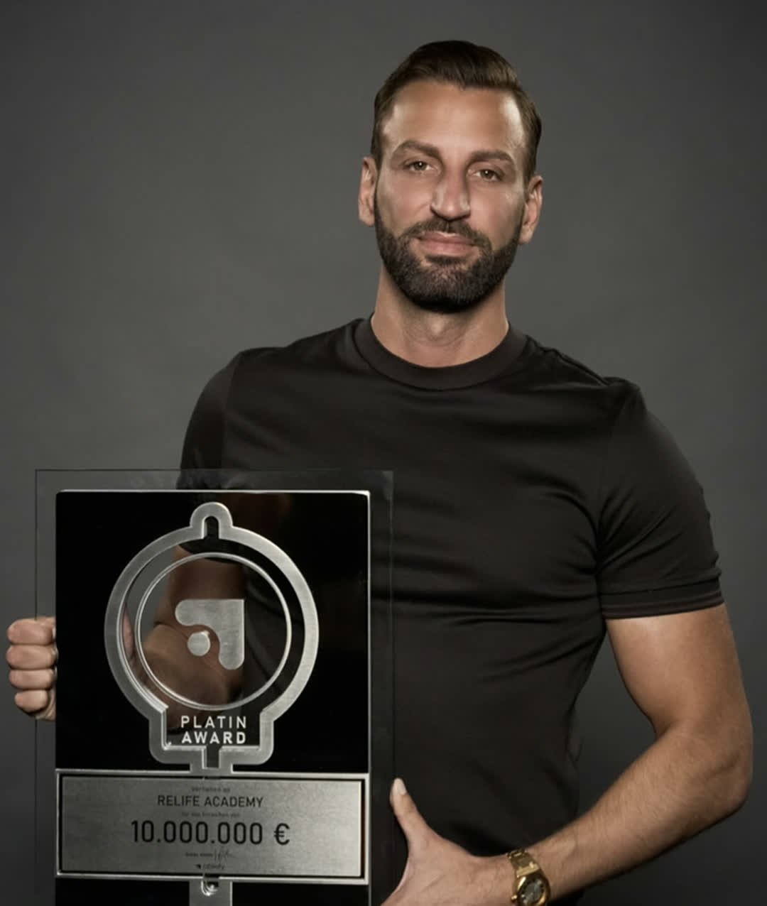 Agron Bekirovski mit der Platin-Plakette von Ablefy, verliehen an RELIFE ACADEMY für zehn Millionen Euro Umsatz