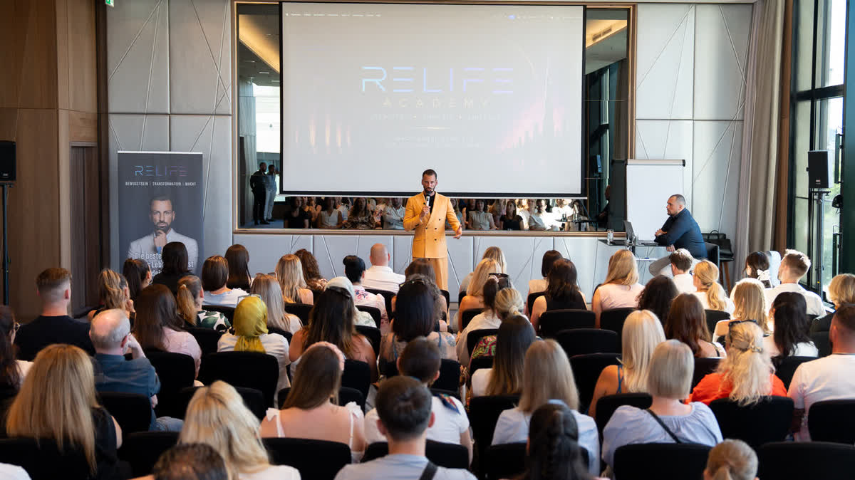 Ein voller Saal bei einem RELIFE-Event, von hinten aufgenommen